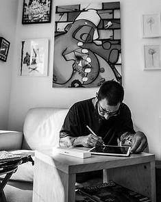 Tatoueur Rige en séance dessin