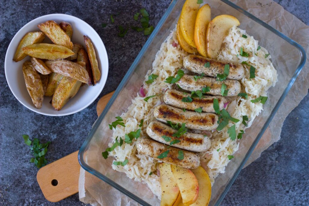 Braadworst met zuurkool, aardappels en groente