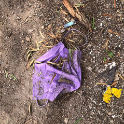 Cubrebocas morado en la calle