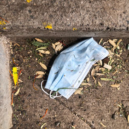 Cubrebocas desechable en la calle