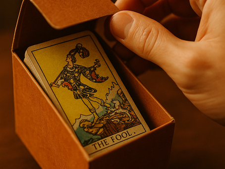 Mano abriendo una baraja de Tarot como símbolo de salir del clóset espiritual
