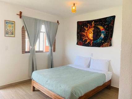 Habitación de cama queen size de Casa Ama Nacer de Malinalco para el retiro Soltar sin romperme.