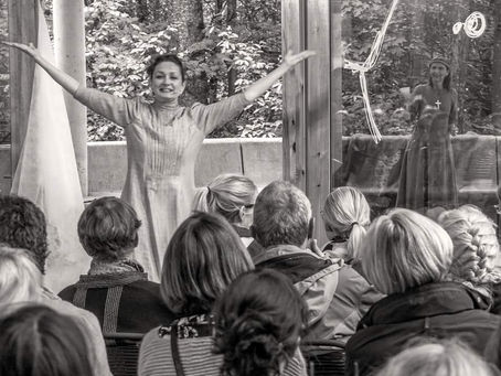 Nye forestillinger med "Tre kvinner" i april