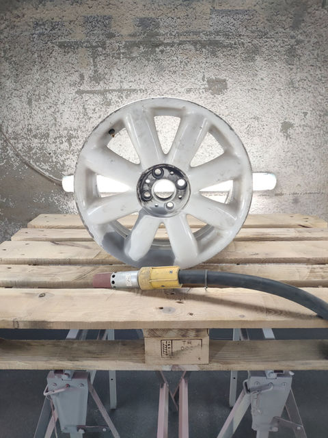 aerogommage de jante en aluminium a notre atelier de lyon Absolute Renovations