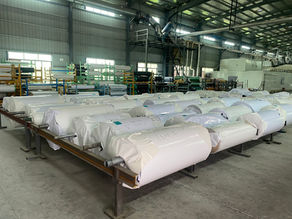 Tapetenrollen in einer RunpWell Produktionshalle – China Wallpaper Export nach Europa 2025