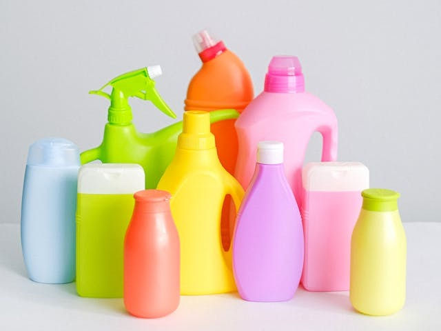 Botol-Botol Plastik HDPE, Photo by Anna Shvets (Pexel)
