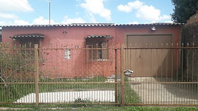 Casa com dormitorio amplo quiosque churrasqueira peca individual nos fundos do patio