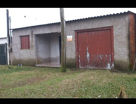 Casa com terreno grande toda murada