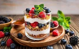 Iogurte colorido com toppings