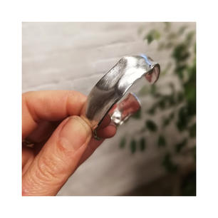 - VERKOCHT -
Zilver cuff bracelet met een organische structuur
€150,00