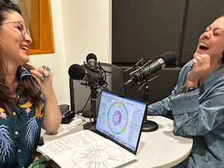 No hay emoción más poderosa para manifestar y atraer abundancia, amor, salud y prosperidad que la alegría. Laura Kryshtar junto a Itzel Rivera de El Nuevo Día en los estudios de grabación del podcast Página Abierta. Foto: Alexis Cedeño