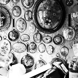 atelier cabinet de curiosités verre bombé reliquaires, curiosities