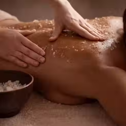 ŠVELNUS KŪNO ŠVEITIMAS SU NATŪRALIA KOKOSŲ PUDRA © BY ST. BARTH