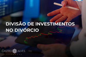 homem com carteira de investimentos consultando advogado sobre partilha de bens no divórcio