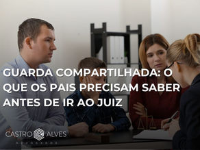 Pais conversando com advogado sobre guarda compartilhada de filhos em Niterói
