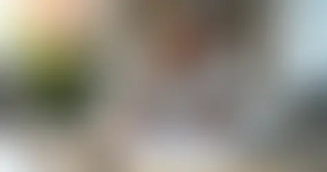 Viúva organizando documentos de pensão por morte com checklist e notebook na mesa