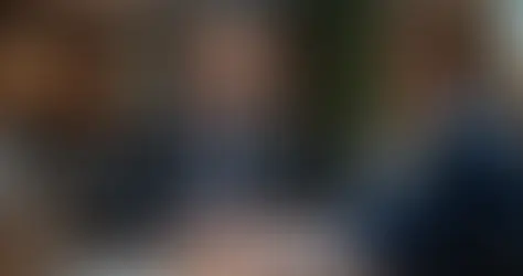 Advogado especializado em direito de família atendendo cliente em escritório moderno com documentos na mesa 