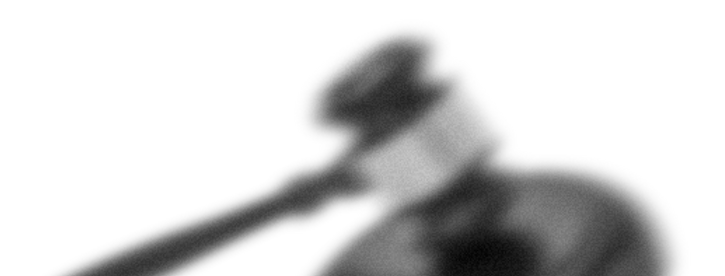 Imagem de martelo de juiz representando decisões judiciais e justiça em site jurídico especializado.