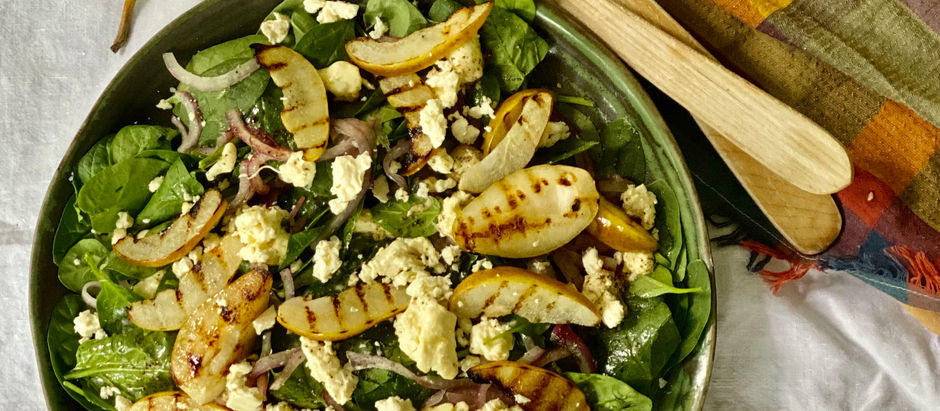 Ensalada templada de espinacas con peras asadas y queso feta