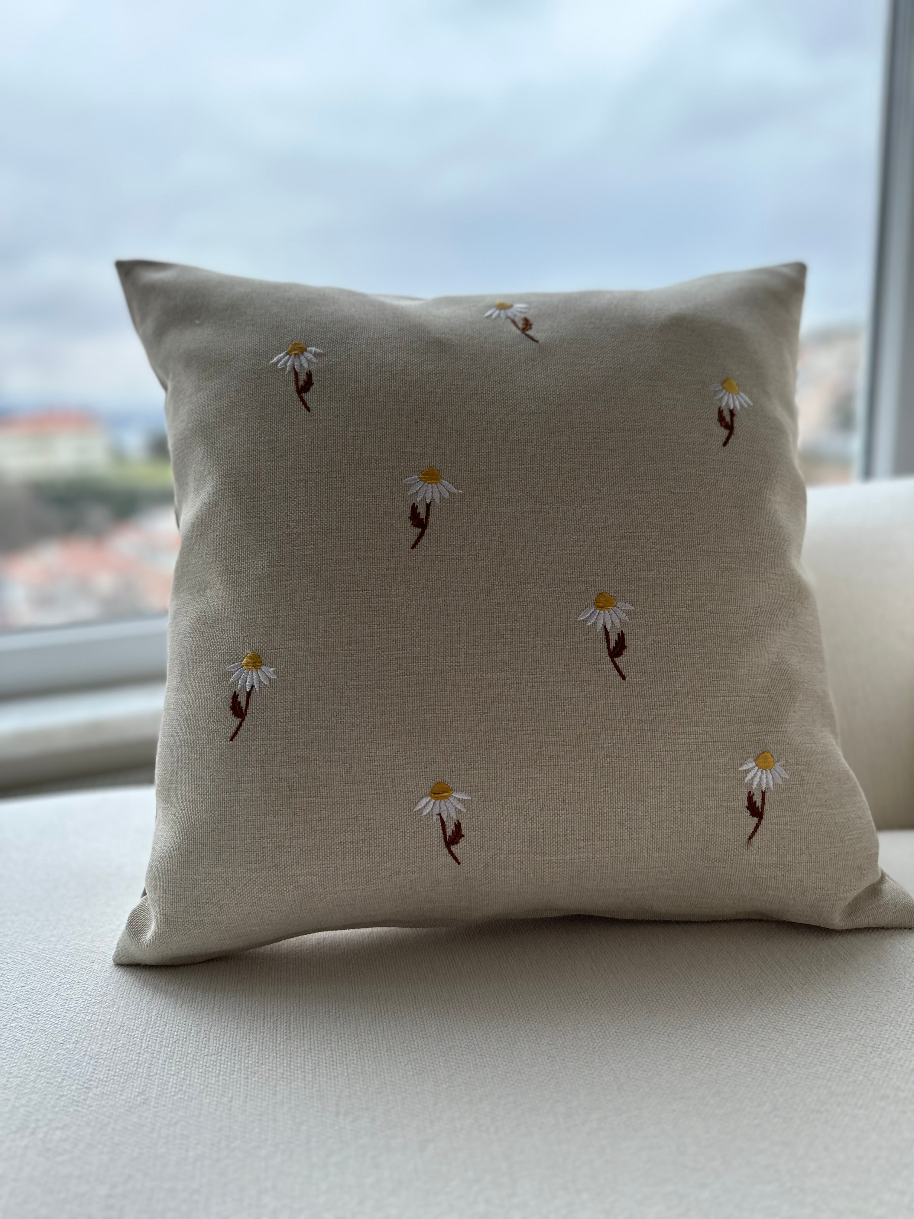 Özel Tasarım Papatya Nakışlı Yastık Kılıfı