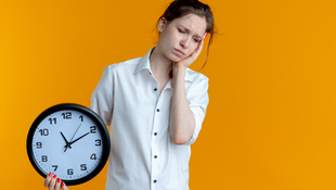 Pourquoi vos acouphènes augmentent le soir : comprendre la physiologie pour mieux les apaiser