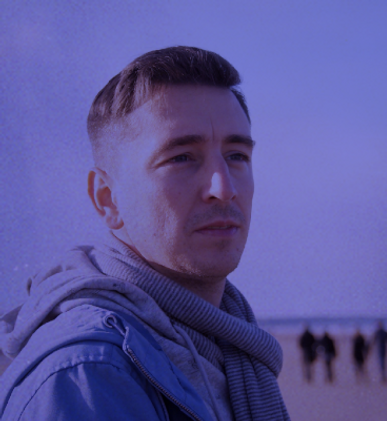 Samedi 20 octobre, 20h15-21h | Rencontre | Après sept années passées à L'Express en tant que journaliste politique, Matthieu Deprieck a connu deux saisons de télévision en rejoignant la rédaction en chef de La Nouvelle édition, la quotidienne en clair du groupe Canal+. C'est là qu'avec Thomas Bohbot lui est venue l'idée de créer un podcast consacré au foot, mais pas aux compte-rendus de matches, ni aux discussions de comptoir. Aujourd'hui, Matthieu Deprieck est journaliste indépendant et travaille pour de nombreux titres de presse (SoPress, Grazia, Le Monde magazine, Le JDD...). 