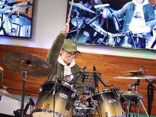 Awesome Female Drummer: Luo ShiRu