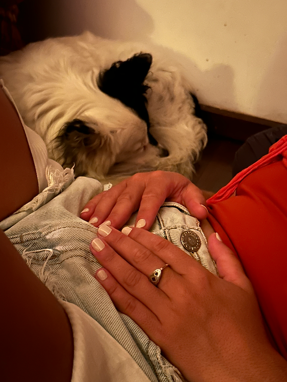 uma mulher com a sua mão em cima do seu ventre.