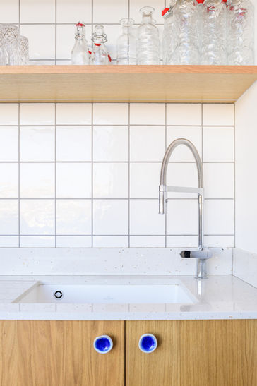 Évier encastré du comptoir avec plan de travail quartz et robinetterie professionnelle – aménagement bar du Café Nomy Saint-Raphaël.