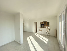 Salon peu lumineux avant ouverture sur la cuisine – rénovation intérieure dans un appartement traversant à Marseille Longchamp.