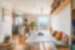 Appartement traversant rénové à Marseille Longchamp avec parquet en chevrons et mobilier sur mesure – projet de VP Architecture.