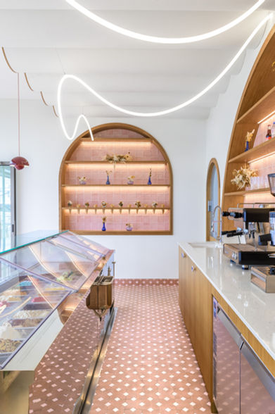 Vitrine à glaces intégrée dans le comptoir bois – aménagement sur mesure pour glacier à Saint-Raphaël.