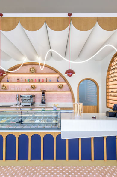 Zone de dressage visible par les clients – valorisation du produit et transparence dans l’expérience glacier.