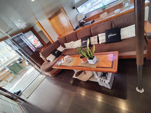 Intérieur du bateau avant travaux – futur espace de vie repensé par Violaine Planchard Architecture.