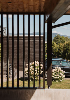 Arkitekttegnet carport i Skien i Telemark prosjektert av STED Arkitektur