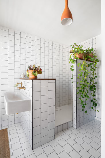 Salle d’eau blanche minimaliste avec carrelage mural et lumière optimisée – rénovation intérieure signée VP Architecture à Marseille.