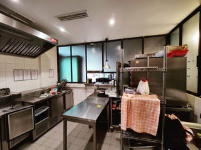 Espace cuisine existant avant rénovation, aménagement du local transformé en cuisine professionnelle du Café Nomy à Saint-Raphaël.