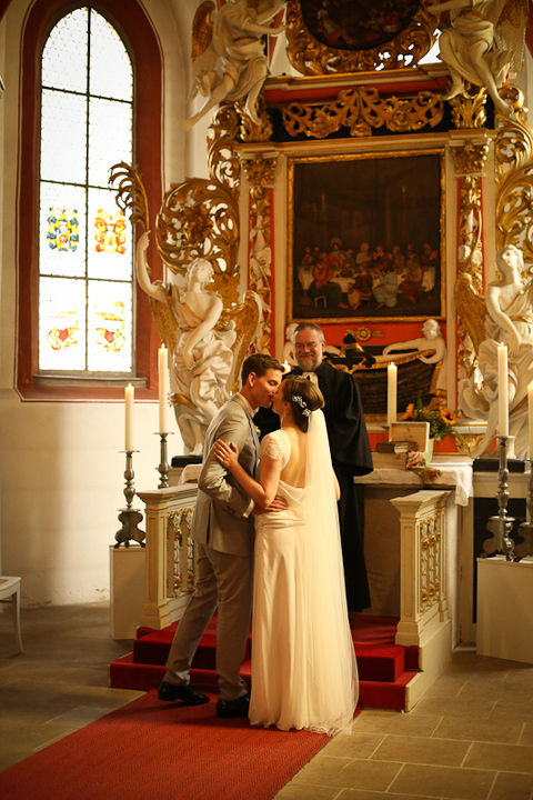 Kuss bei kirchlicher Trauung - Hochzeitsfotografie in der Apostelkirche Leipzig
