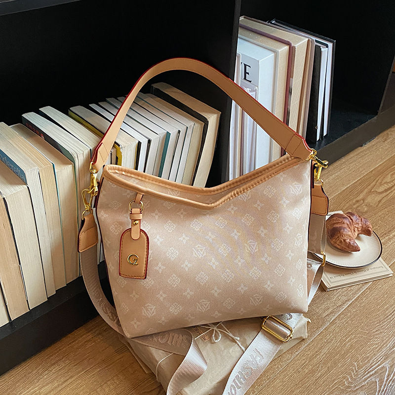 The Compact Minimalist Crossbody Bag That Keeps Your Outfits Flawlessly Elegant