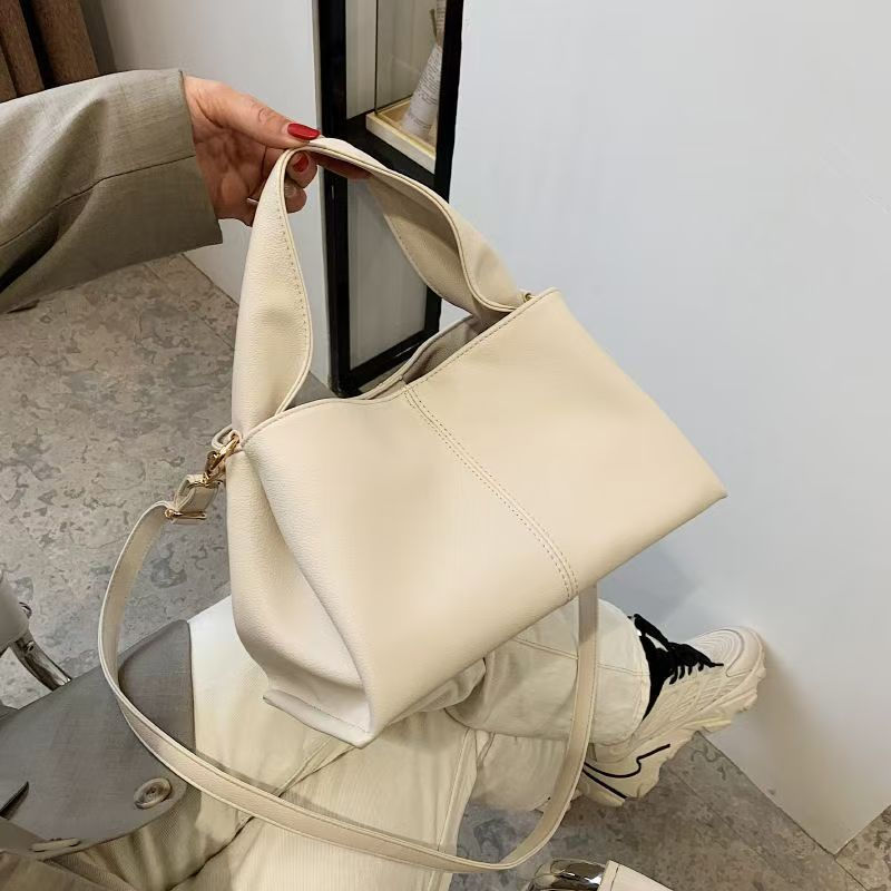 Thumbnail: Effortless Style: Chic Black Handbag
