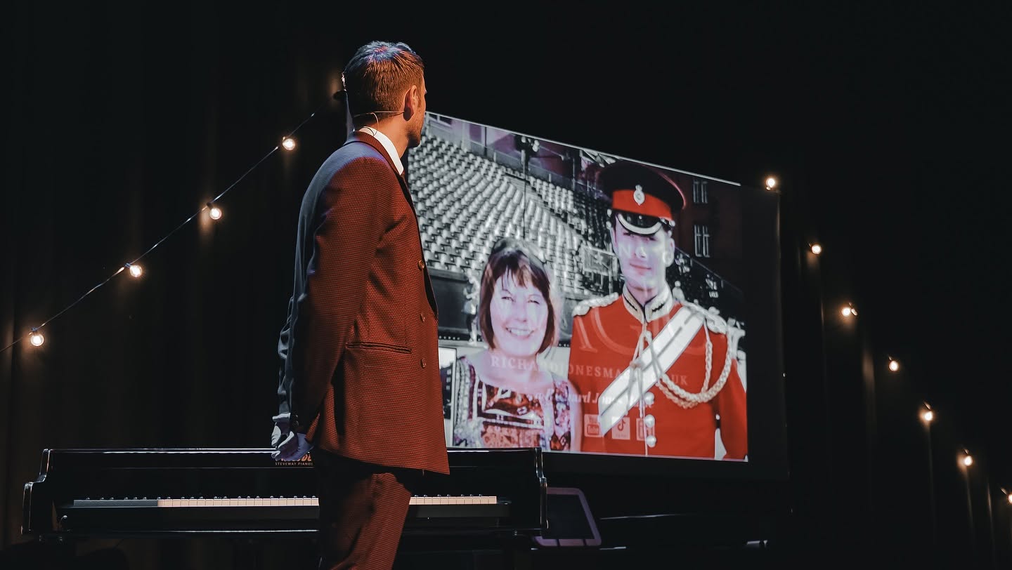 Richard Jones live show photograph 6