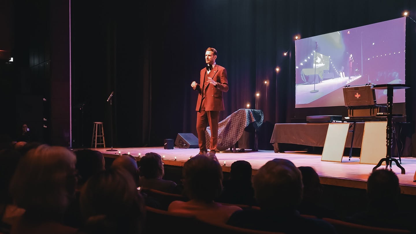 Richard Jones live show photograph 7