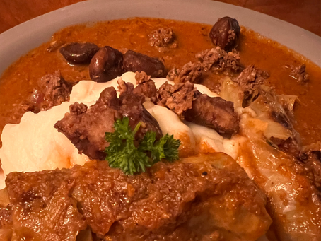 Herzhafte Kohlrouladen mit saftiger Füllung - vegan und schnell gemacht.