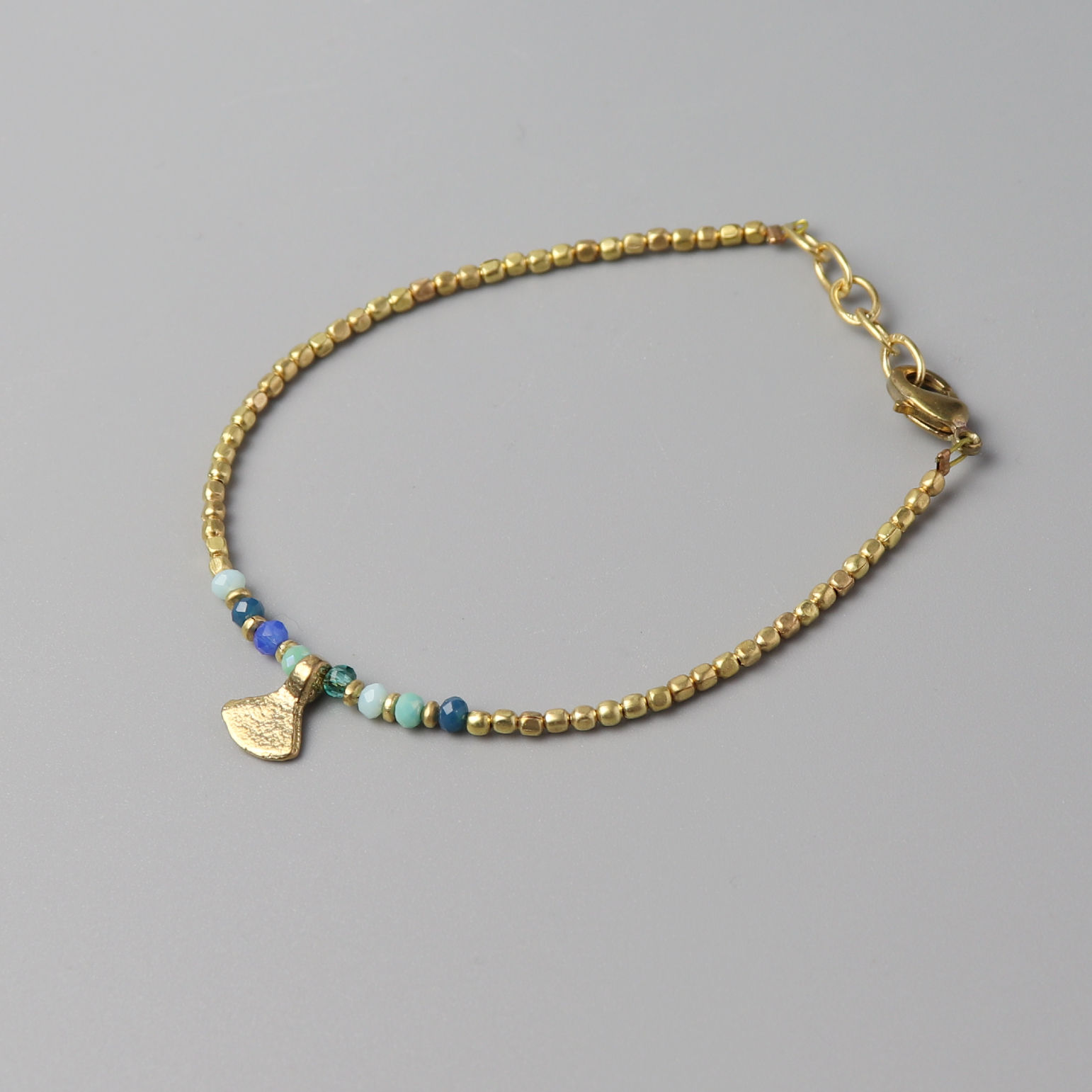 Seed Bracelet with axe and glass beads - turquoise, brass