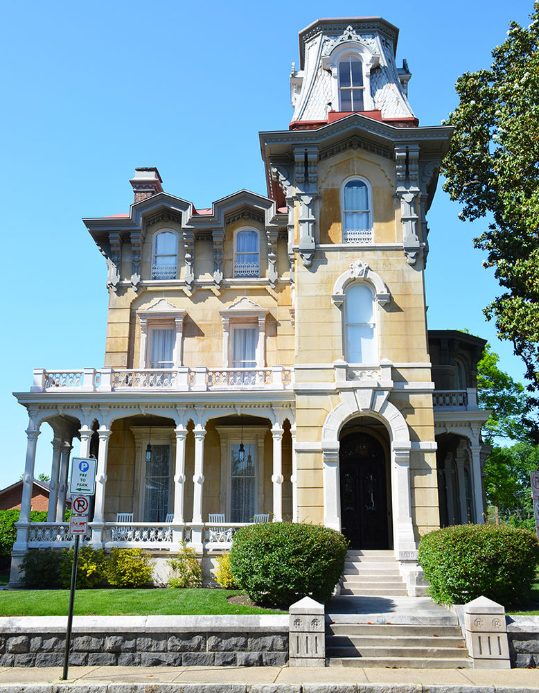 Adams Avenue Shines On in Memphis Tennessee