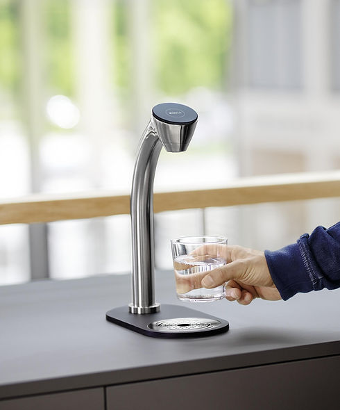 2021_BRITA_Extra_C-Shape_small_tap_glas_man_dispensing - Copy.jpg