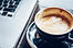 Ordinateur portable et café