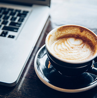 筆記本電腦和咖啡