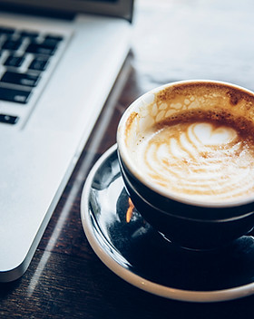 Ordinateur portable et café