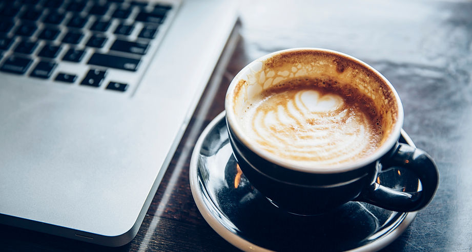 Laptop & Kaffee